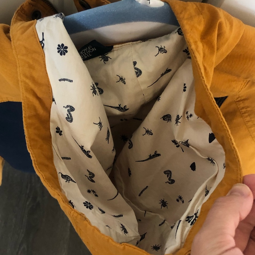 Wow! Brand new North Face tailored jacket with all the details! Zip/button XS - Picture 4 of 7